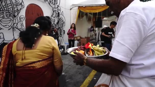 Un indio lleva ofrenda durante la procesión de Thaipusam . — Vídeos de Stock