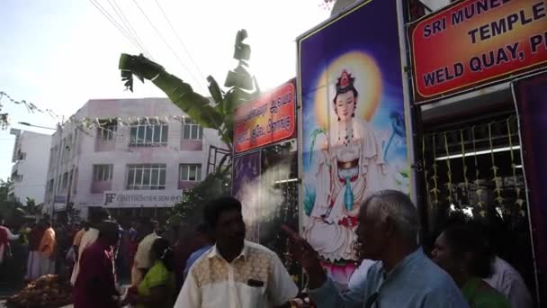 Thannir Panthal con la bandera de Guan Yin durante el festival Thaipusam . — Vídeos de Stock