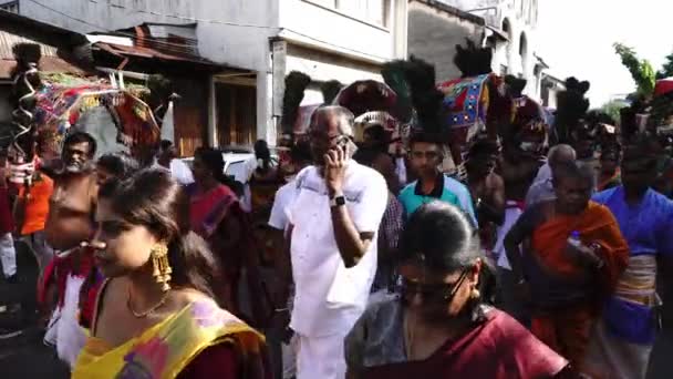 Kavadi attam πιστοί περπατούν μπροστά από το ασημένιο άρμα κατά τη διάρκεια της πομπής — Αρχείο Βίντεο