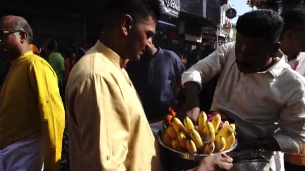 Hindu anhängare får välsignelse från pulver från silver Puja platta. — Stockvideo