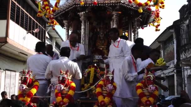 Hindusi wielbiciele składają ofiarę Panu Murudze w srebrnym rydwanie. — Wideo stockowe