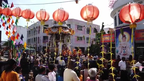 Silver Chariot bewegen op straat met rode Chinese lantaarn decoratie. — Stockvideo