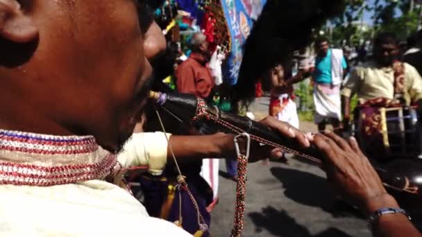 De cerca la mano del músico toca la trompeta durante Thaipusam . — Vídeo de stock