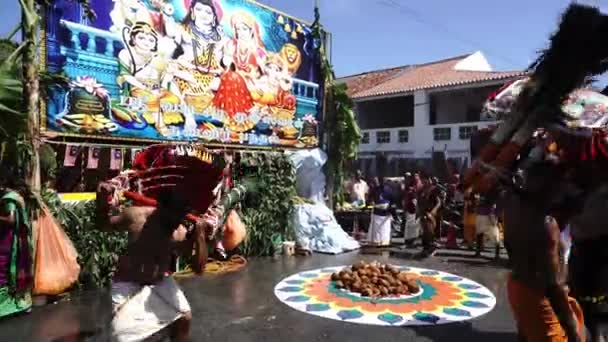 Laat langzaam de omgeving zien bij Thaneer Panthal met kavadi drager — Stockvideo