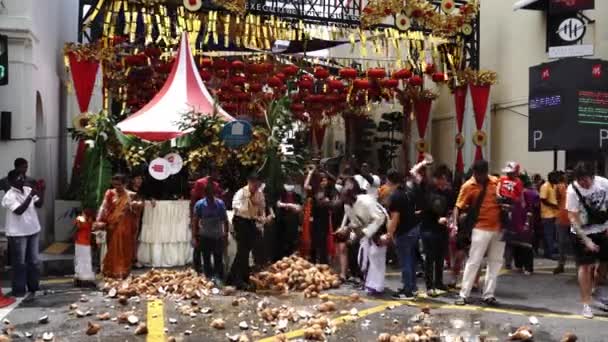 Hindu ve Çinliler birleşip Thaipusam kutlamalarında hindistan cevizi eziyorlar.. — Stok video