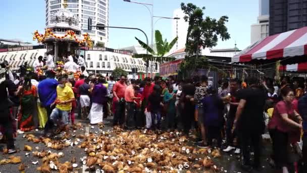 I devoti rompono la noce di cocco sulla strada davanti al carro d'argento . — Video Stock