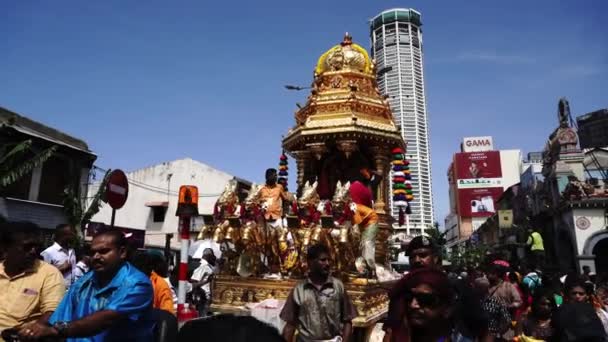 Procesja złotego wozu w Jalan Dato Keramat. — Wideo stockowe