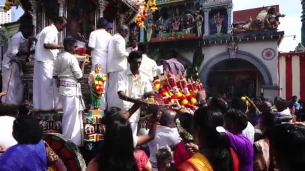 Devotos oferecendo em frente ao Templo de Sri Kamatchi Amã . — Vídeo de Stock