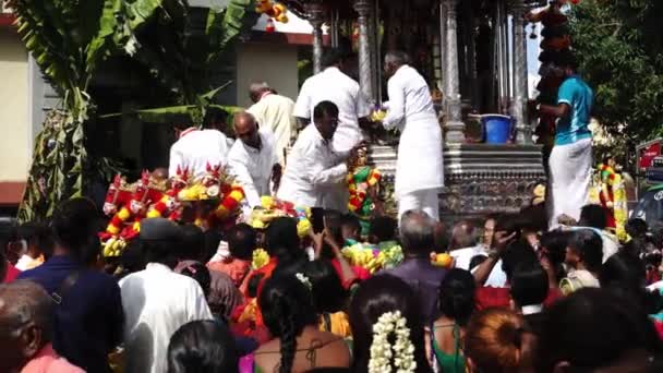 I devoti portano offerte in vassoio d'argento e donano denaro . — Video Stock