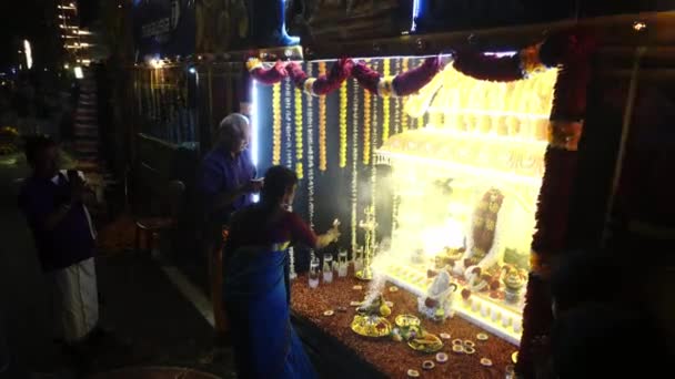 Los devotos hindúes rezan delante de Thaneer Panthal — Vídeo de stock