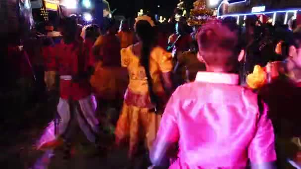 Bailarina llevar la danza de la olla en la danza del palo durante la celebración de Thaipusam . — Vídeo de stock
