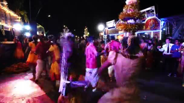 Colorful Indian dance at street during Thaipusam. — Stok Video