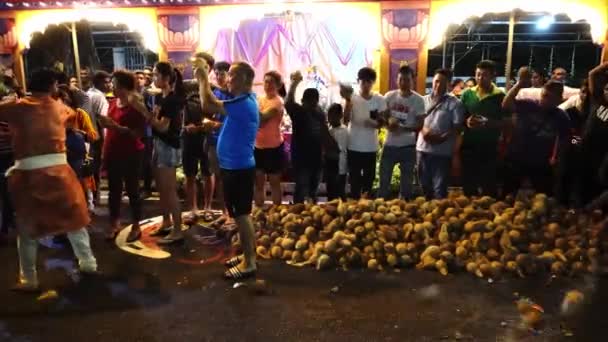 Devotee pray and smash coconut to floor in front thaneer panthal. — Stock Video
