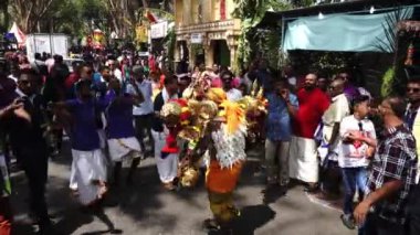 Sokakta kavadi dansı yapan Hindu dindar..