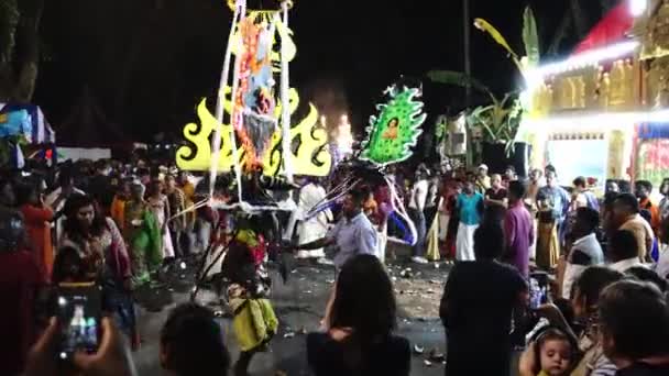 Anhänger mit Kavadi und extremen Körperpiercing tanzen auf der Straße. — Stockvideo