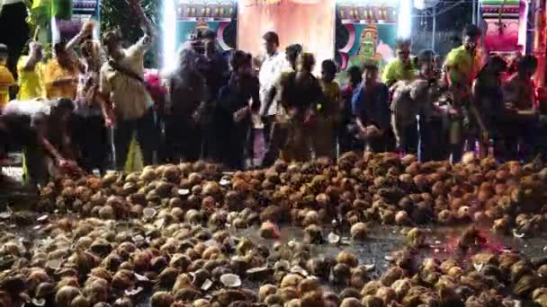Thousand of coconuts break during Thaipusam at night. — Stock Video