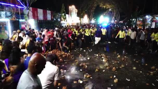 Le noci di cocco si rompono sul pavimento nelle preghiere indiane durante il festival di Thaipusam . — Video Stock