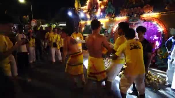 Los devotos chinos en kavadi tiraron y bailaron frente al Thaneer Panthal . — Vídeos de Stock
