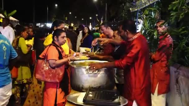 Volontärer ger gratis mat till anhängare under Thaipusam. — Stockvideo