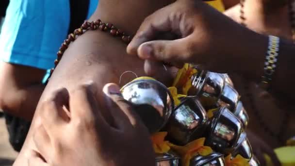 Hindu-Anhänger mit Haken durchbohrt — Stockvideo