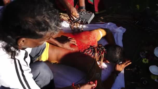 A bhakta felnyársalta és hátba szúrta. A horogra erősített kötél. — Stock videók