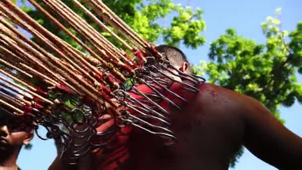 Peregrinos cumprindo juramento piercing corpo . — Vídeo de Stock