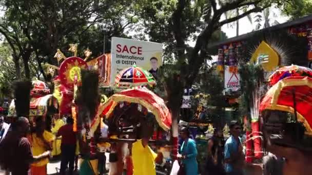 Kavadi portador em grupo ir para Hilltop Temple . — Vídeo de Stock