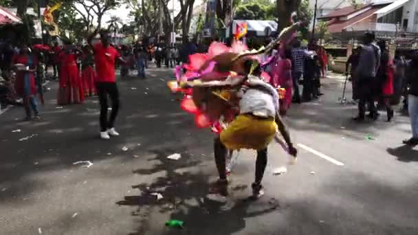 Aufgeregte Kavadi-Träger drehen Körper an Straße. — Stockvideo