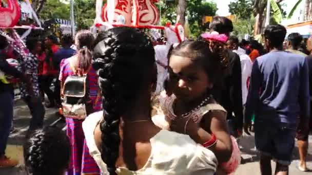 Un enfant regarde la rue pendant la célébration de Thaipusam . — Video