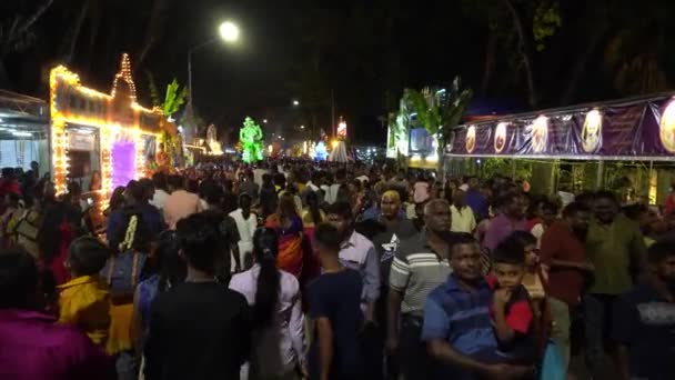 Procházka na ulici během festivalu Thaipusam. — Stock video