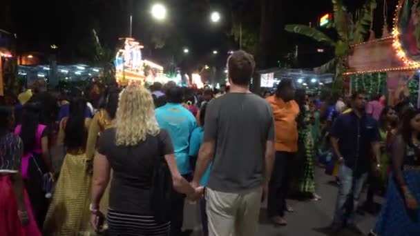 Buitenlander geïnteresseerd in religieus evenement Thaipusam in Penang. — Stockvideo