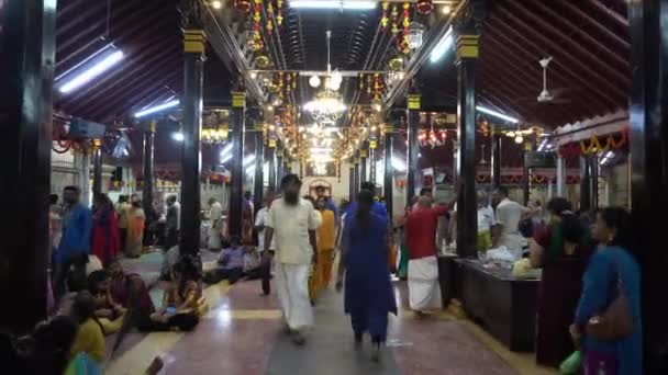 Gimbal tiro devoto atender a Nattukkottai Chettiar Templo — Vídeo de Stock