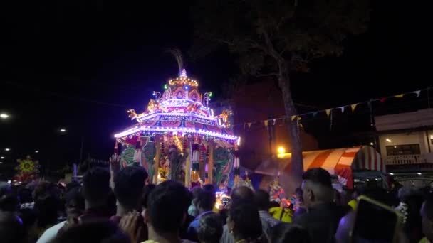 Hindu pilgrimage with colorful chariot toward Waterfall Hilltop Temple. — Stock Video