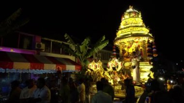 Altın araba Georgetown caddesinde yavaş hareket ediyor.