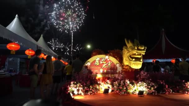 Çin Yeni Yılı 'nın son gününde havai fişek gösterisi. — Stok video