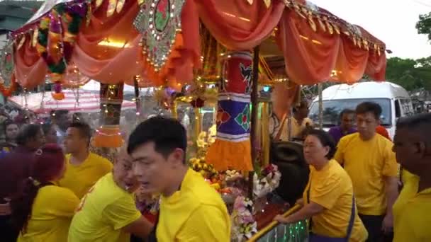 Wielbiciele śpiewają na ulicy podczas obchodów Thaipusam. — Wideo stockowe