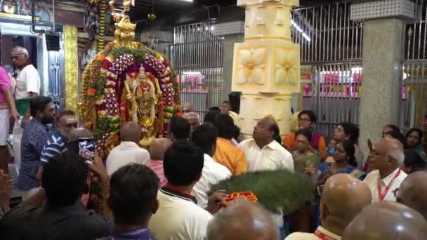 Hindu-Anhänger tragen Lord Muruga Statue Nattukkottai Chettiar Tempel — Stockvideo