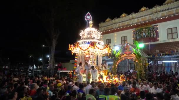 Devotees standby the silver chariot to procession. — Stock Video