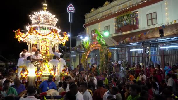 Silvervagn börjar procession vid Nattukkottai Chettiar Temple — Stockvideo