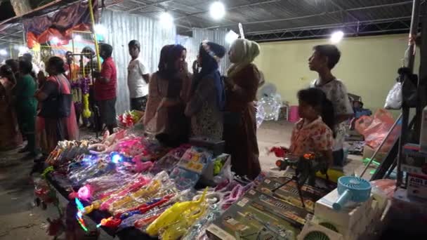 Muslim vender juguete con luz led en la noche . — Vídeo de stock