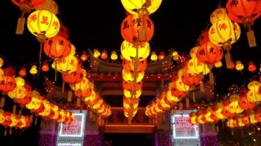Çin Yeni Yılı boyunca Kek Lok Si 'de kırmızı ve sarı fener süslemesi..