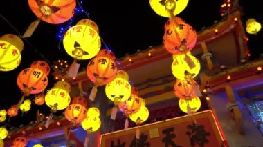 Gece Kek Lok Si tapınağındaki tapınakta kemer yolu.