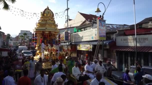 Silver vagn flytta i morgon solljus på Little India. — Stockvideo