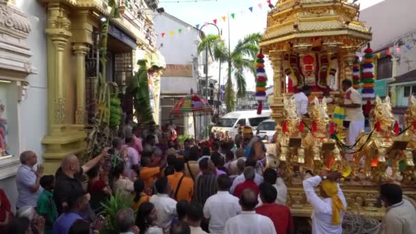 Thaipusam vítejte vel ze zlatého vozu zpět do chrámu Maha Mariamman. — Stock video