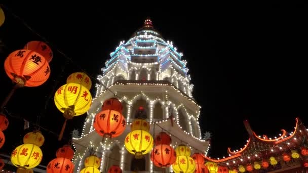 Przechył strzał Kek Lok Si pagoda ozdobiona latarnią. — Wideo stockowe