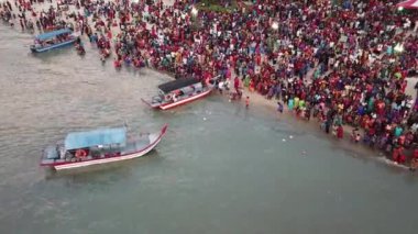 İnsansız hava araçları denizde toplanıyor. Uçan at arabasını kutluyorlar..