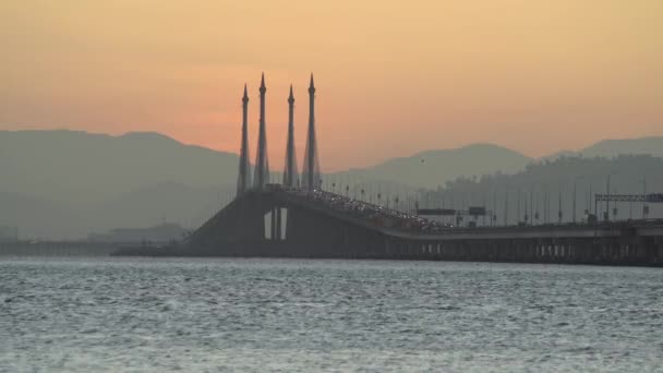 Traffico automobilistico a Penang Bridge al mattino all'alba . — Video Stock