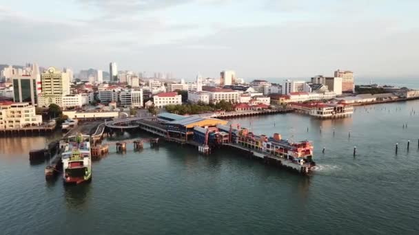 Flygfoto färja vid Penang Island Terminal. — Stockvideo