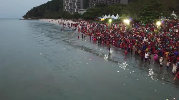 Тисячі людей приходять на фестиваль плавучої колісниці. — стокове відео