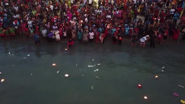 Οι πιστοί απελευθερώνουν κερί αναμμένο επιπλέουν κατά τη διάρκεια πλωτή γιορτή άρμα. — Αρχείο Βίντεο